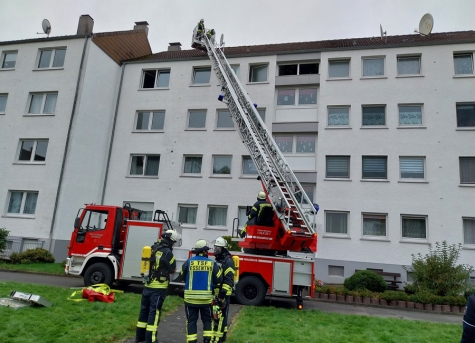 Ein Brand im Treppenhaus eines Mehrfamilienhauses hat am Nachmittag des 22. Oktober 2023 einen Großeinsatz für die Feuerwehr Marsberg gesorgt.