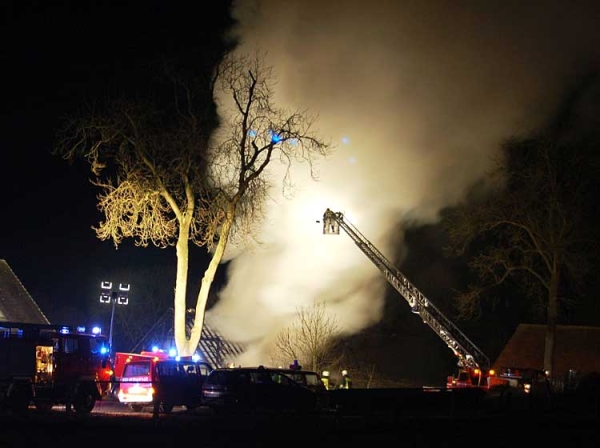 In der Nacht von Freitag auf Samstag kam es gegen 3.15 Uhr zum Brand eines Mehrfamilienhauses in der Holländischen Straße in Vellmar.
