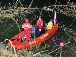 Wasserrettung im Einsatz: DLRG und Feuerwehr suchen mit Booten nach dem versunkenen Fahrzeug im Edersee.