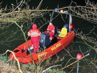 Wasserrettung im Einsatz: DLRG und Feuerwehr suchen mit Booten nach dem versunkenen Fahrzeug im Edersee.