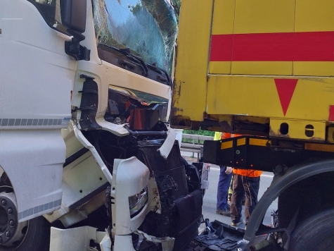Das Führerhaus verkeilte sich unter dem Anhänger – zwei Fahrer wurden verletzt.