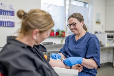 Die Dysplasie-Sprechstunde findet in der Gynäkologischen Ambulanz statt. Im Bild nimmt Evelyn Arnold- Clemens, Medizinische Fachangestellte in Frankenberg, einer Patientin Blut ab.