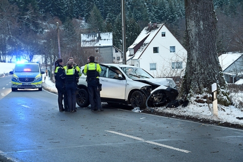 Der Mann prallte mit seinem BMW frontal gegen einen Baum und wurde schwer verletzt. 