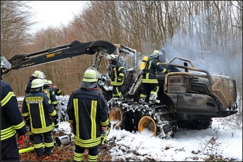 Der Harvester brannte nahezu komplett aus. 