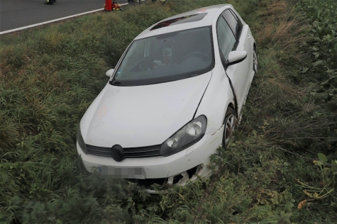 Der beschädigte Golf nach dem Verkehrsunfall auf der K22. Mutter und Kind wurden leicht verletzt und zur Überwachung in ein Krankenhaus gebracht.