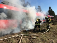 Die Briloner Feuerwehr musste am Montag zu einem brennenden Zug ausrücken.