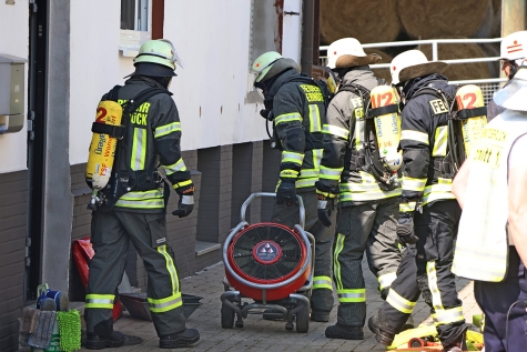 Unter Atemschutz gingen die Feuerwehren über ein Außenfenster gegen den Brand vor und zogen anschließend mit einem Lüfter den Brandrauch aus dem Keller. 