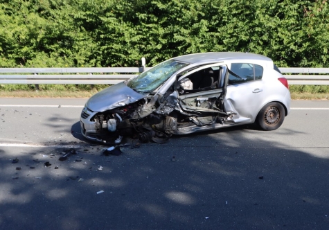 Auf der L 828 bei Scherfede kollidierten am 12. August 2026 ein Opel Corsa und ein Audi miteinander.