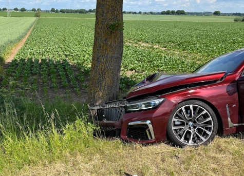Der Fahrer dieses BMW kam von der Fahrbahn ab und prallte frontal gegen einen Baum – der Schaden wird auf etwa 50.000 Euro geschätzt.