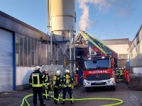 Die Marsberger Feuerwehr bekämpft den Brand an der schwer zugänglichen Absauganlage über die Drehleiter.