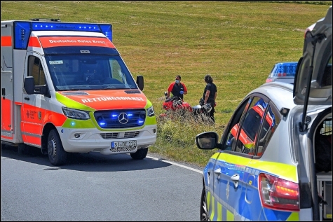 Der Motorradfahrer wurde vorsichtshalbar in ein Krankenhaus gebracht.