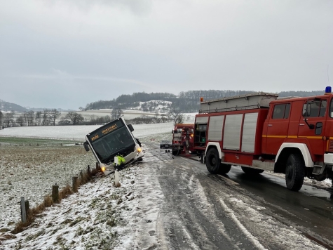 Ein Linienbus rutschte auf glatter Straße in den Graben.