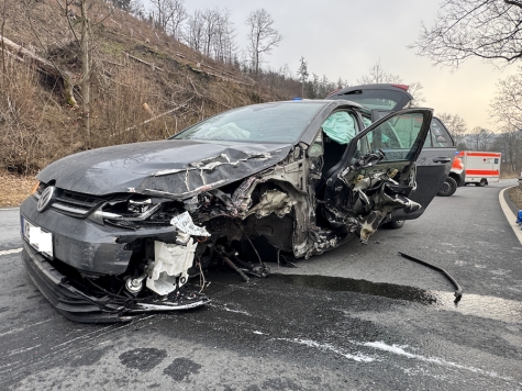 Nach einem Frontalzusammenstoß auf der B 253 bei Battenberg wurden zwei Personen glücklicherweise nur leicht verletzt.