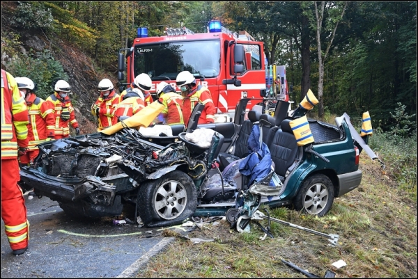 Die Feuerwehr musste in Laaspherhütte heute einen eigenen Kamderaden aus dem Unfallfahrzeug retten.