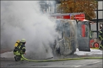 Nach einer Explosion brannte ein Kleintransporter völlig aus. Verletzt wurde glücklicherweise niemand. 