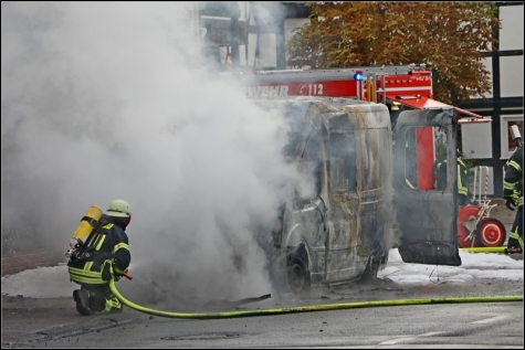 Nach einer Explosion brannte ein Kleintransporter völlig aus. Verletzt wurde glücklicherweise niemand. 
