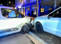 In der Frankenberger Uferstraße ereignete sich am späten Donnerstagabend ein Verkehrsunfall - drei Fahrzeuge wurden beschädigt.