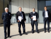 Auf dem Bild sind neben den beiden Beamten noch der Leiter der Polizeistation Marburg, Polizeirat Heinz Frank (links), und Polizeivizepräsident Peter Kreuter (rechts) zu sehen. In den Händen halten die beiden Marburger Schutzleute die Urkunde.