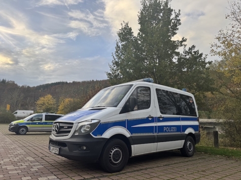 Die Polizei kontrollierte zahlreiche Fahrzeuge an der Verbindungsspange zur A 7 – mit Unterstützung von Zoll und Diensthunden.