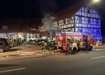 Am späten Samstagabend (23. September 2023) wurden die Feuerwehren aus Bad Wildungen und Mandern zusammen mit dem Rettungsdienst und der Polizei zu einem Wohnungsbrand in die Fritzlarer Straße im Stadtteil Mandern alarmiert.