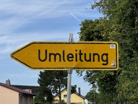 Während der Arbeiten bleibt die Strecke voll gesperrt; die Umleitung ist im Zuge der K 93 Viermünden ausgeschildert.