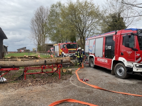  Löscharbeiten nach einem Scheunenbrand erfolgreich abgeschlossen.