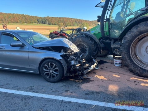 Ein Mercedes und ein Deutz-Schlepper kollidierten am 7. Oktober 2026 auf der L 3078.