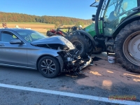 Ein Mercedes und ein Deutz-Schlepper kollidierten am 7. Oktober 2026 auf der L 3078.