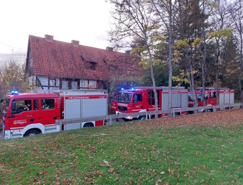 Einsatzfahrzeuge der Freiwilligen Feuerwehr Waldeck auf dem Weg zum Sammelpunkt am 27. Oktober 2022.