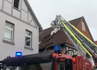 In Mengeringhausen wurde am Mittwoch ein eingestürzter Schornstein gemeldet - die Feuerwehren Bad Arolsen und Mengeringhausen waren im Einsatz.