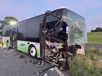Der Linienbus wurde beim Frontalzusammenstoß mit einem Toyota Land Cruiser schwer beschädigt – die Windschutzscheibe zersplitterte, der Fahrerbereich wurde massiv deformiert. Eine Passagierin, die hinter dem Fahrer saß, musste befreit werden.