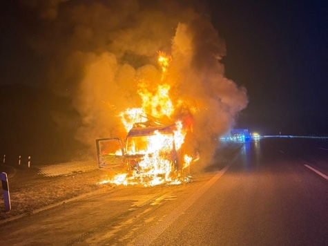 Gefrierendes Löschwasser machte die Fahrbahn glatt, weshalb die Autobahnmeisterei Streuarbeiten veranlasste.