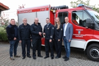  Von rechts nach links: Bürgermeister Stefan Kieweg, stellvertretende Wehrführerin Milena Matzkeit, Wehrführer Marcus Göbel, Stadtbrandinspektor Carsten Vahland und Stellvertreter Arno Zenke sowie Julian Schmidt vom Eigenbetrieb Feuerwehr.