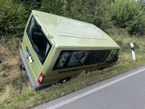 Der beschädigte Ford Transit im Straßengraben nach dem Unfall auf der B 236 bei Allendorf. Der Fahrer wurde leicht verletzt.