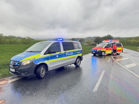 Rettungskräfte versorgten den schwer verletzten Mann am 9. März 2026 auf der Landesstraße zwischen Bredelar und Madfeld.