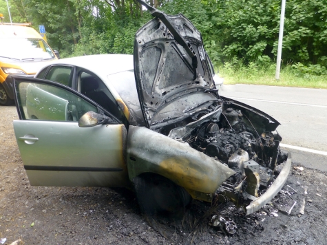 Der Seat Ibiza mit ukrainischen Kennzeichen geriet offenbar während der Fahrt in Brand.