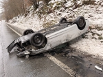 Auf der regennassen Bundesstraße 252 verlor ein 50-jähriger Autofahrer am 9. Januar 2026 die Kontrolle über seinen silbergrauen Skoda und landete nach einem Überschlag im Graben.