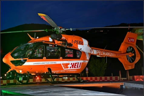 "Pelikan2" der Heli Flugrettung Südtirol steht mit Winde am Krankenhaus Brixen für Einsätze bereit. Im Rahmen der Tagesrandzeitenerweiterung fliegen die Besatzungen ihre lebensrettenden Einsätze auch in der Dunkelheit.