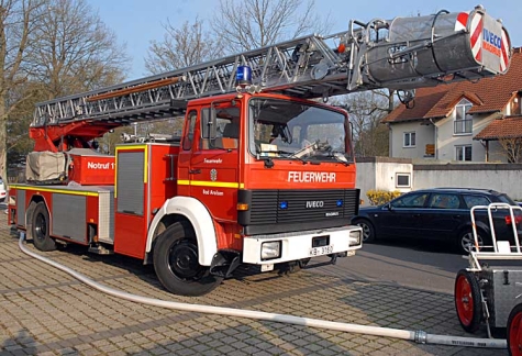 Mit der Drehleiter rückte die Freiwillige Feuerwehr Bad Arolsen am 1. Mai zum Einsatz aus. 