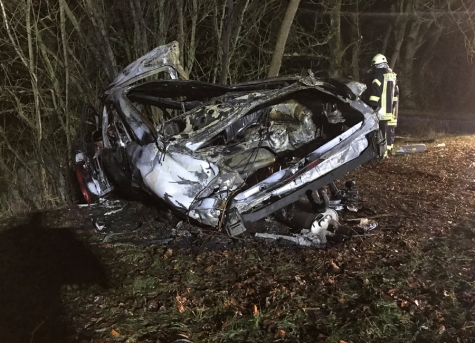 Dieser Pkw wurde am 6. Dezember in Bottendorf bei einem Unfall völlig zerstört - Die Feuerwehren aus Burgwald löschten den Audi ab.
