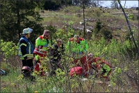 Der Motorradfahrer flog bei dem Unfall in eine Kahlschlagfläche. 