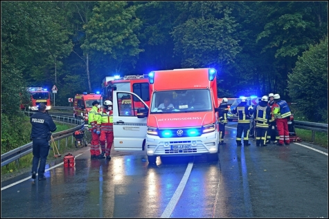 Auf der B 236 zwischen Winterberg und Züschen kam es heute zu einem schweren Verkehrsunfall. 