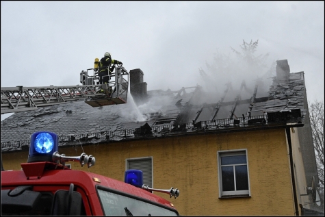 Der Dachstuhl des Wohnhauses brannte völlig aus. Verletzt wurde glücklicherweise niemand. 