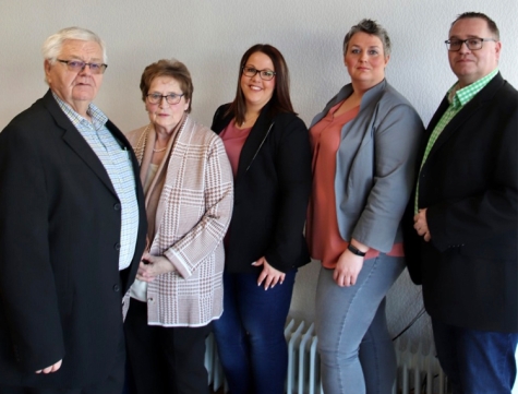 Mitarbeiter der Versicherungsagentur Iske: Von Links Bernd Iske, Christa Iske (Ruhestand), Denise Beisenherz, Jana Rühmkorf und Agenturchef Michael Iske.