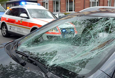 Ungebremst ist am 20. Mai ein BMW auf einen geparkten Opel aufgefahren - es entstand erheblicher Sachschaden. 