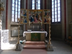 Der Altar der Nikolaikirche in Korbach, an dem die gestohlenen Kerzenständer standen.