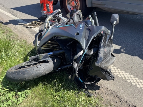 Nach einem schweren Zusammenstoß zwischen einem Motorrad und einem Auto blieb die Korbacher Straße stundenlang voll gesperrt.