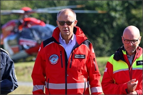 Bundeskanzler Friedrich Merz besuchte am Samstagvormittag ein Windentraining  der DRF Luftrettung und der Bergwacht Winterberg. 