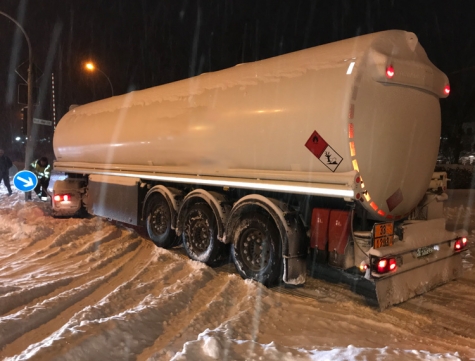 Ein Gefahrguttransporter war am 8. Februar in Bad Arolsen im Schnee stecken geblieben. 