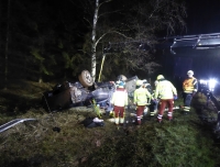 Zu einem Verkehrsunfall mit eingeklemmter Person wurde die Feuerwehr Kassel am 25. März 2023 gegen 21.45 Uhr auf die A7 zwischen den Anschlussstellen Kassel Nord und Lutterberg alarmiert.